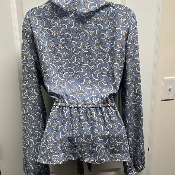 Max Studio flowing feminine top with tie belt and elastic waist - Picture 3 of 4